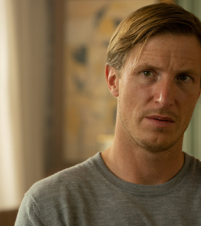 "Am Ende - Die Macht der Kränkung - David": David (Golo Euler) sitzt vor der Kamera und blickt seitlich in die Ferne.