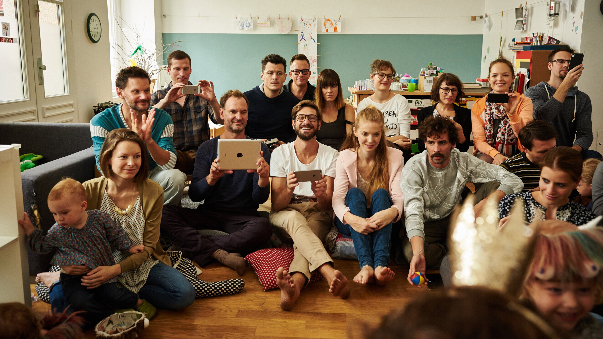 "Was hat uns bloß so ruiniert":  (v.li.): Manuel Rubey (Chris), Andreas Kiendl (Luis), Pia Hierzegger (Ines), Pheline Rogan (Mignon), Vicky Krieps (Stella), Marcel Mohab (Markus)