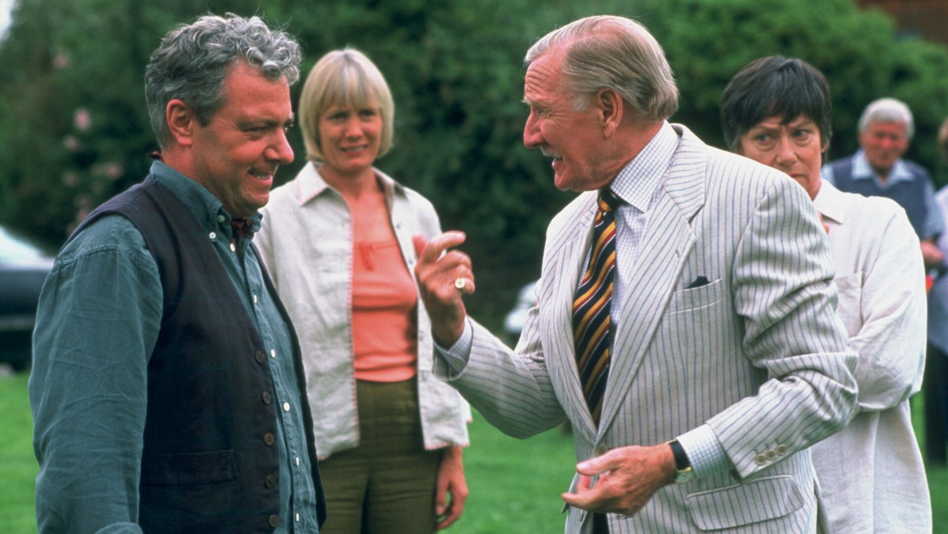 "Inspector Barnaby - Der Tod malt mit": Barrett Filby (John Sessions), Joyce Barnaby (Jane Wymark), Godfrey Teal (Leslie Phillips) und Tessa Hawksley (Dinah Stabb) stehen in einem Garten und unterhalten sich.