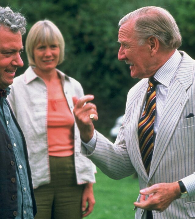 "Inspector Barnaby - Der Tod malt mit": Barrett Filby (John Sessions), Joyce Barnaby (Jane Wymark), Godfrey Teal (Leslie Phillips) und Tessa Hawksley (Dinah Stabb) stehen in einem Garten und unterhalten sich.