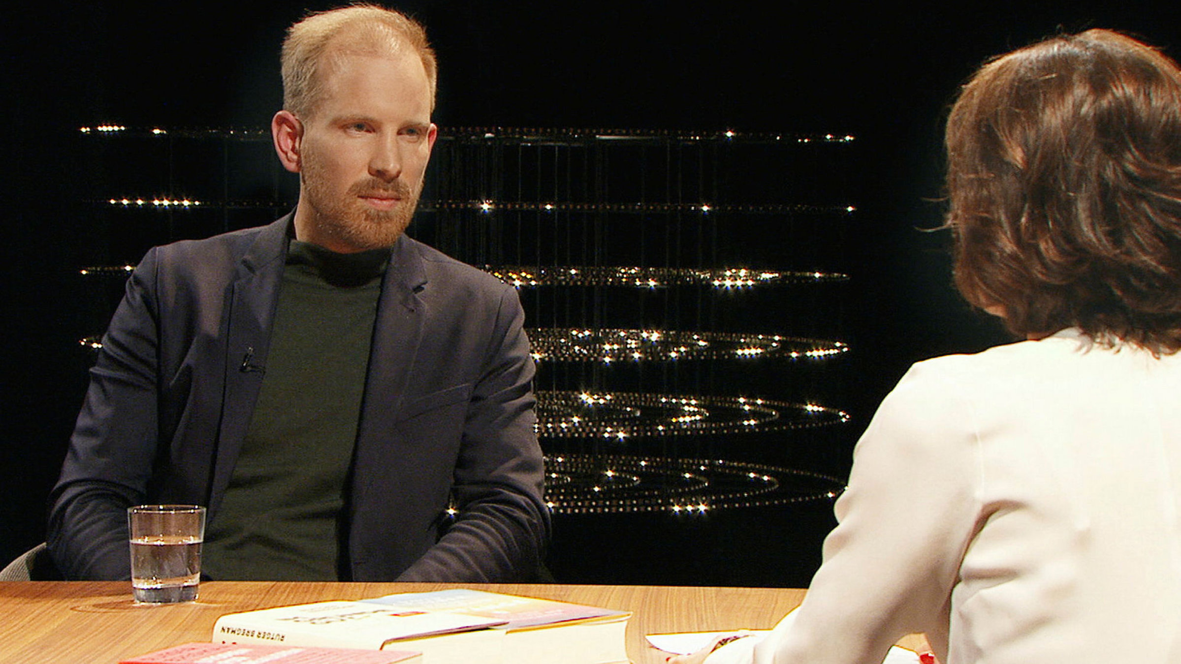 "Der gute Mensch von Rutger Bregman": Rutger Bregman, Historiker und Moderatorin Barbara Bleisch.