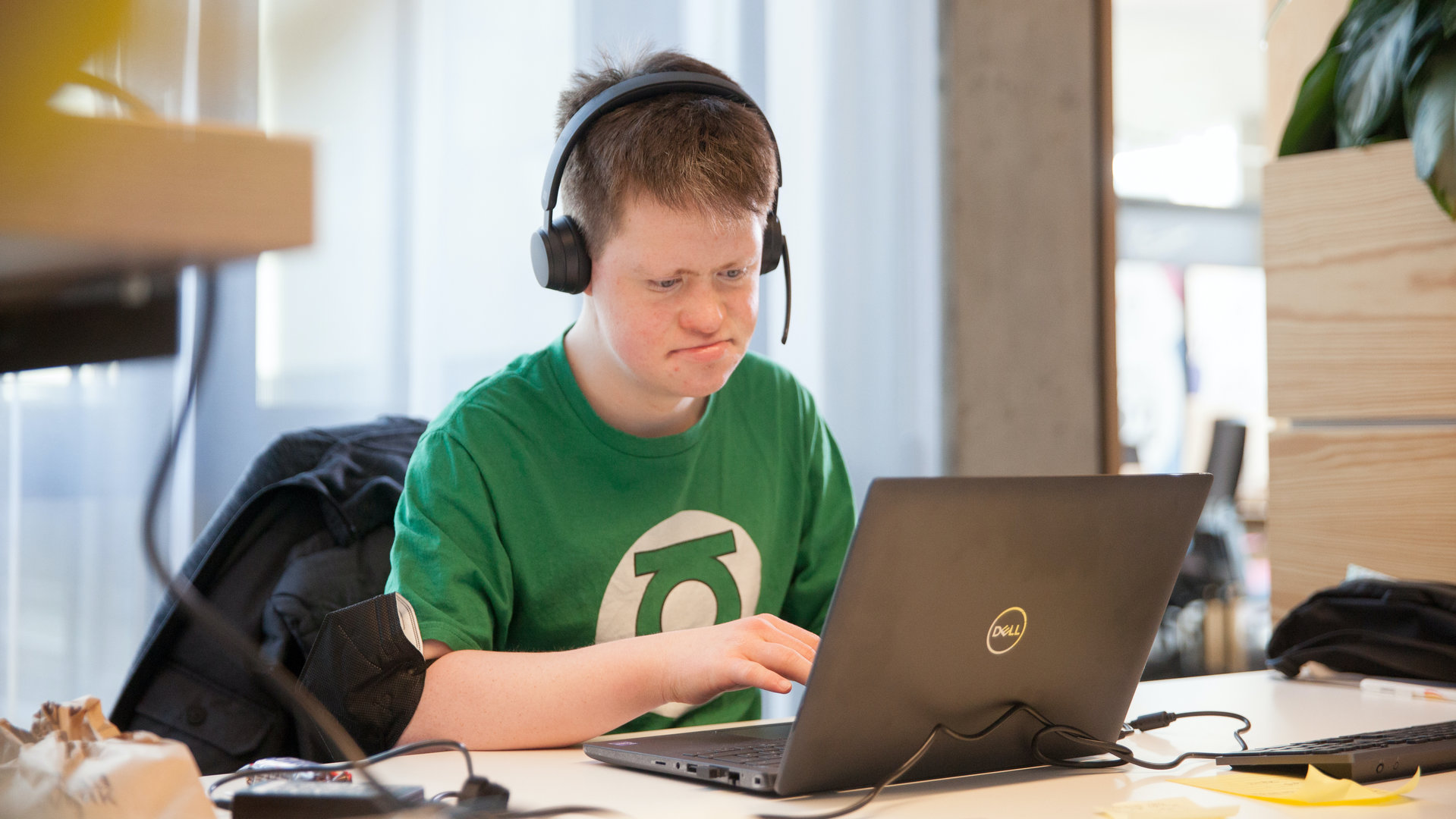"einfach Mensch: Wie klappt Inklusion im Beruf?": Arthur Hackenthal (23) an seinem Arbeitsplatz bei den Special Olympic World Games 2023.
