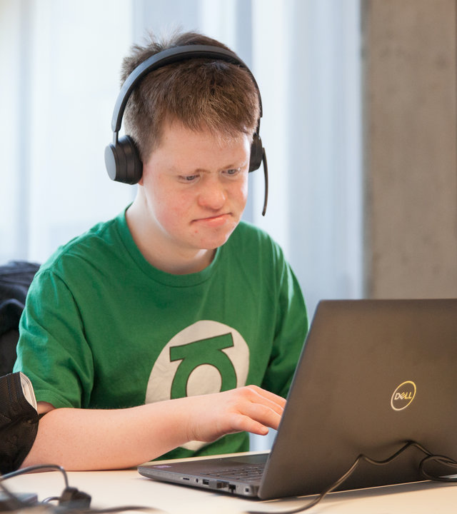 "einfach Mensch: Wie klappt Inklusion im Beruf?": Arthur Hackenthal (23) an seinem Arbeitsplatz bei den Special Olympic World Games 2023.