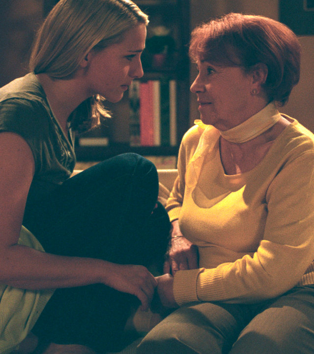 "Bianca - Wege zum Glück: Folge 44": Im Wohnzimmer: Oma Ursula (Annemone Haase) sitzt mit Bianca (Tanja Wedhorn) auf dem Sofa. Bianca wendet sich zu Oma Ursula und hört ihr zu. Ursula wirkt bedrückt.