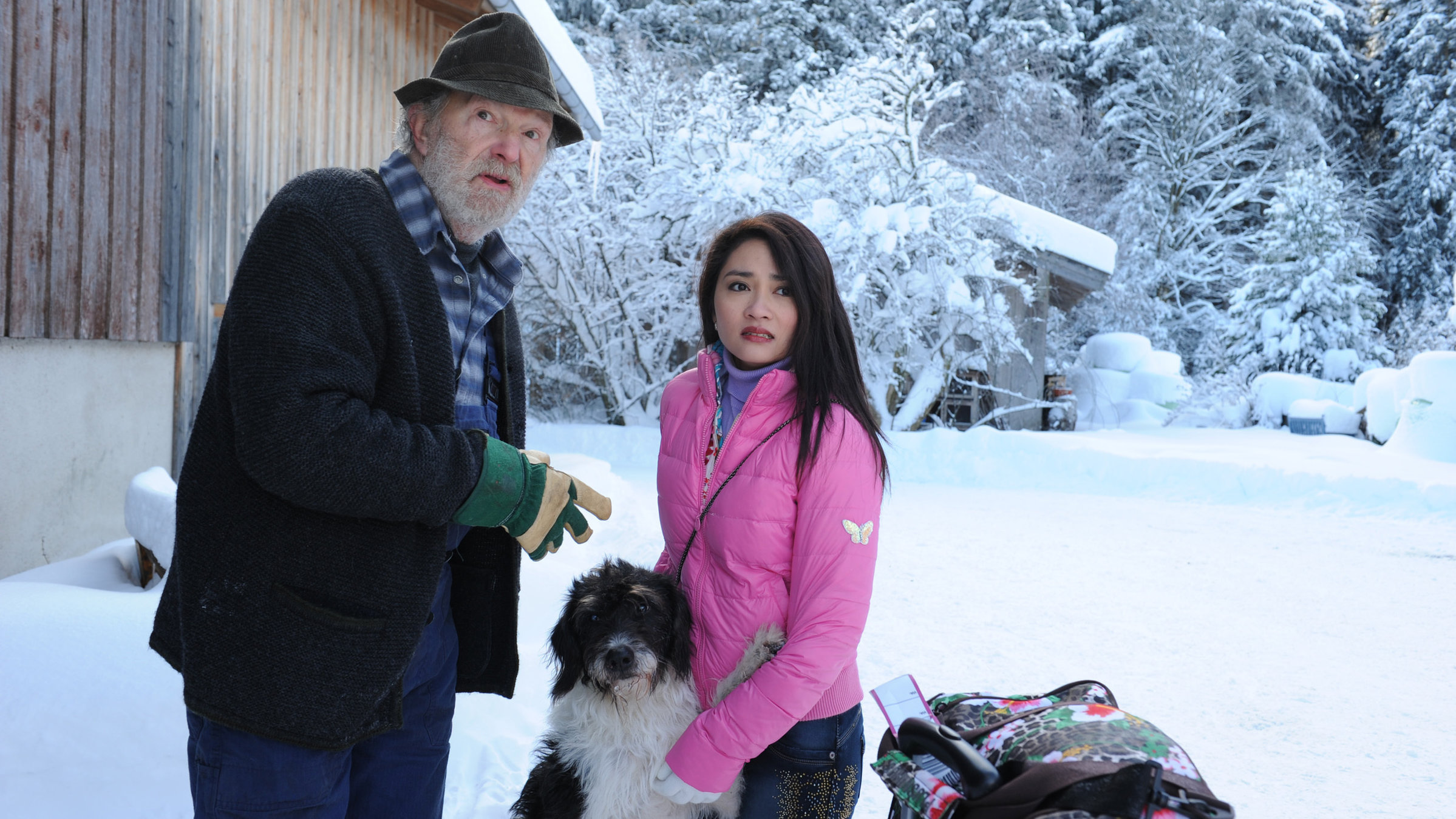 "Mein Schwiegervater, der Stinkstiefel": Hans (Michael Gwisdek) will seine Schwiegertochter Lamai (Mai Duong Kieu) vom Hof jagen.