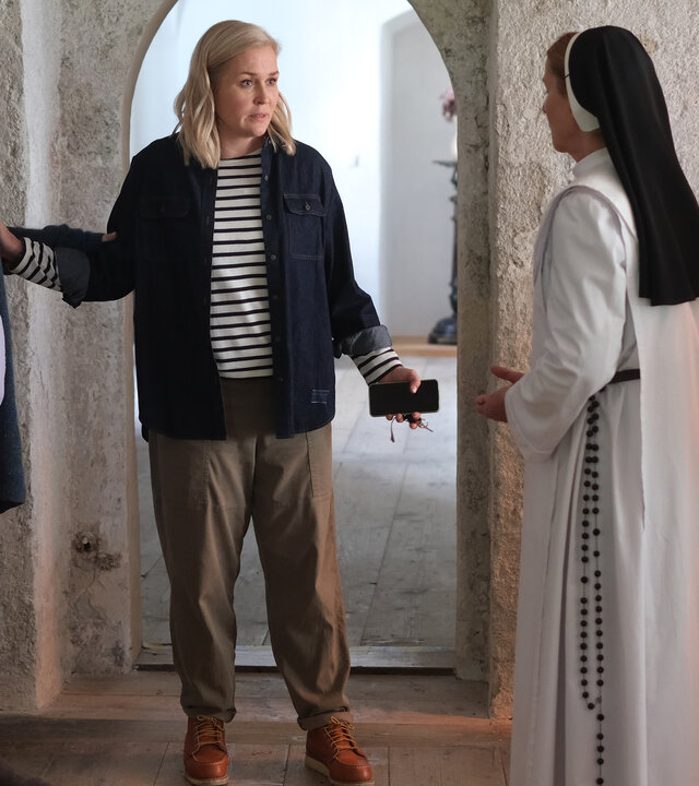 "Lena Lorenz - Klosterbaby": Im Gang eines Klosters stehen sich Veronika Mittermeier (Miriam Fussenegger), Lena Lorenz (Judith Hoersch, Priorin Josefina Mund (Kirsten Block), Schwester Magdalena Podolska (Amelie Köder) und Schwester Therese Osterhoff (Marion Freundorfer) gegenüber. Veronika hält sich mit schmerzverzerrtem Gesicht den Rücken, Lena Lorenz legt ihren Arm auf Veronikas Schulter und schaut die Ordensschwestern, die mit gesenktem Blick vor ihr stehen,  fragend an.