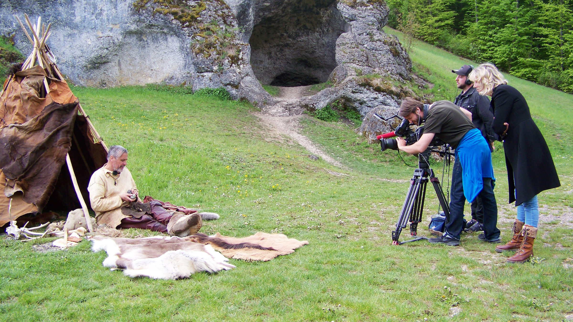"Vulkane am Bodensee - eine Zeitreise": Dreharbeiten bei der Fundhöhle Petersfels mit dem Experimental-Archäologen Rudolf Walter und dem ORF-Team (Kamera: Daniel Andrei, PT Philipp Dörler).