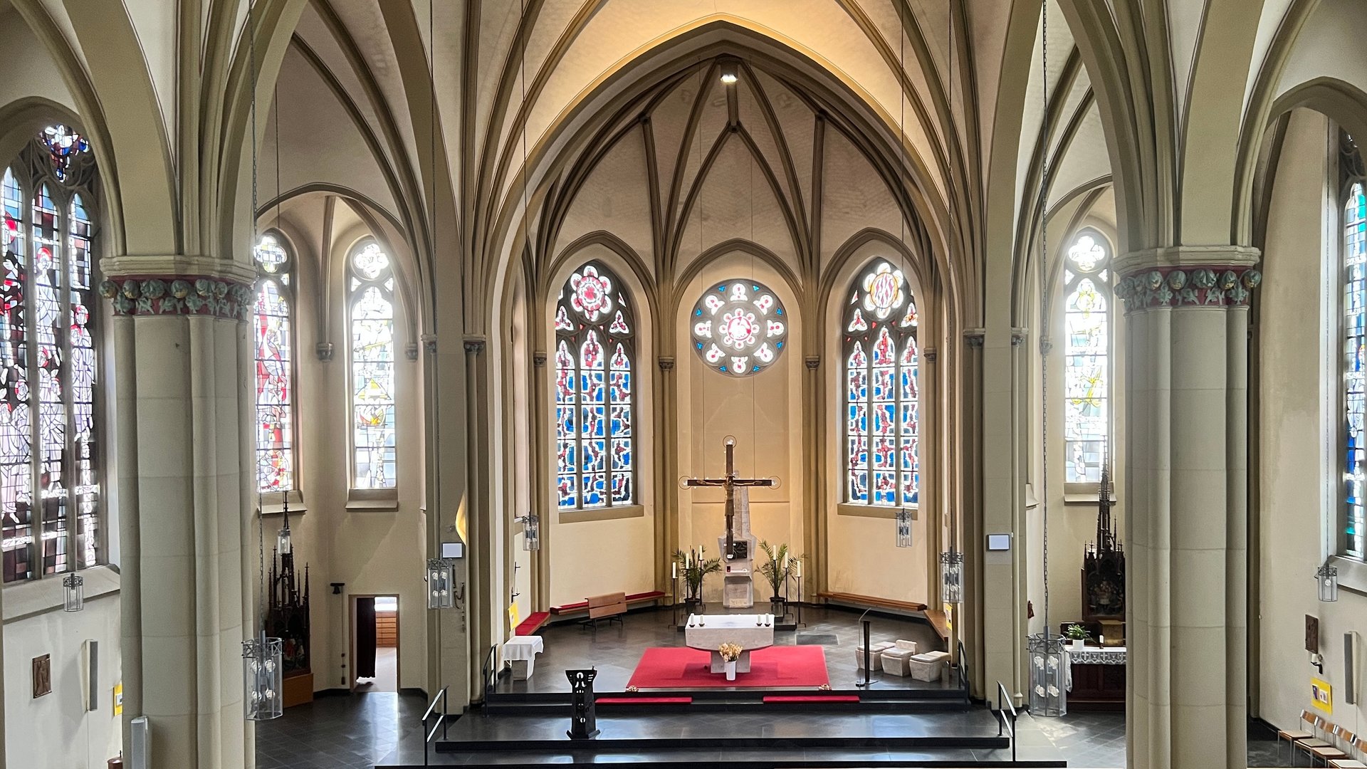"Katholischer Gottesdienst - Gemeinschaft, die beflügelt": Blick ins Innere und auf den Altar der Pfarrkirche Heiliges Herz Jesu in Bremerhaven.