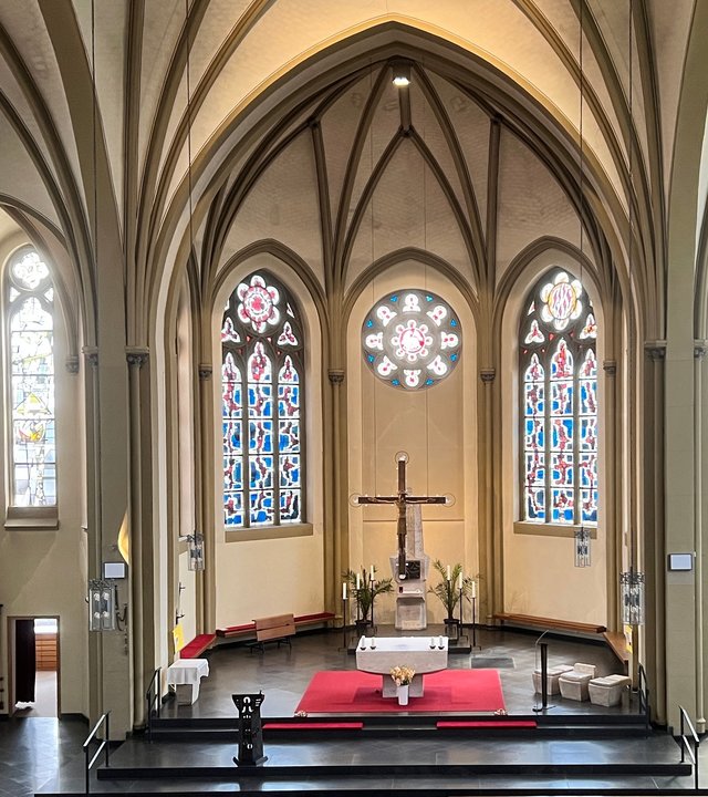 "Katholischer Gottesdienst - Gemeinschaft, die beflügelt": Blick ins Innere und auf den Altar der Pfarrkirche Heiliges Herz Jesu in Bremerhaven.
