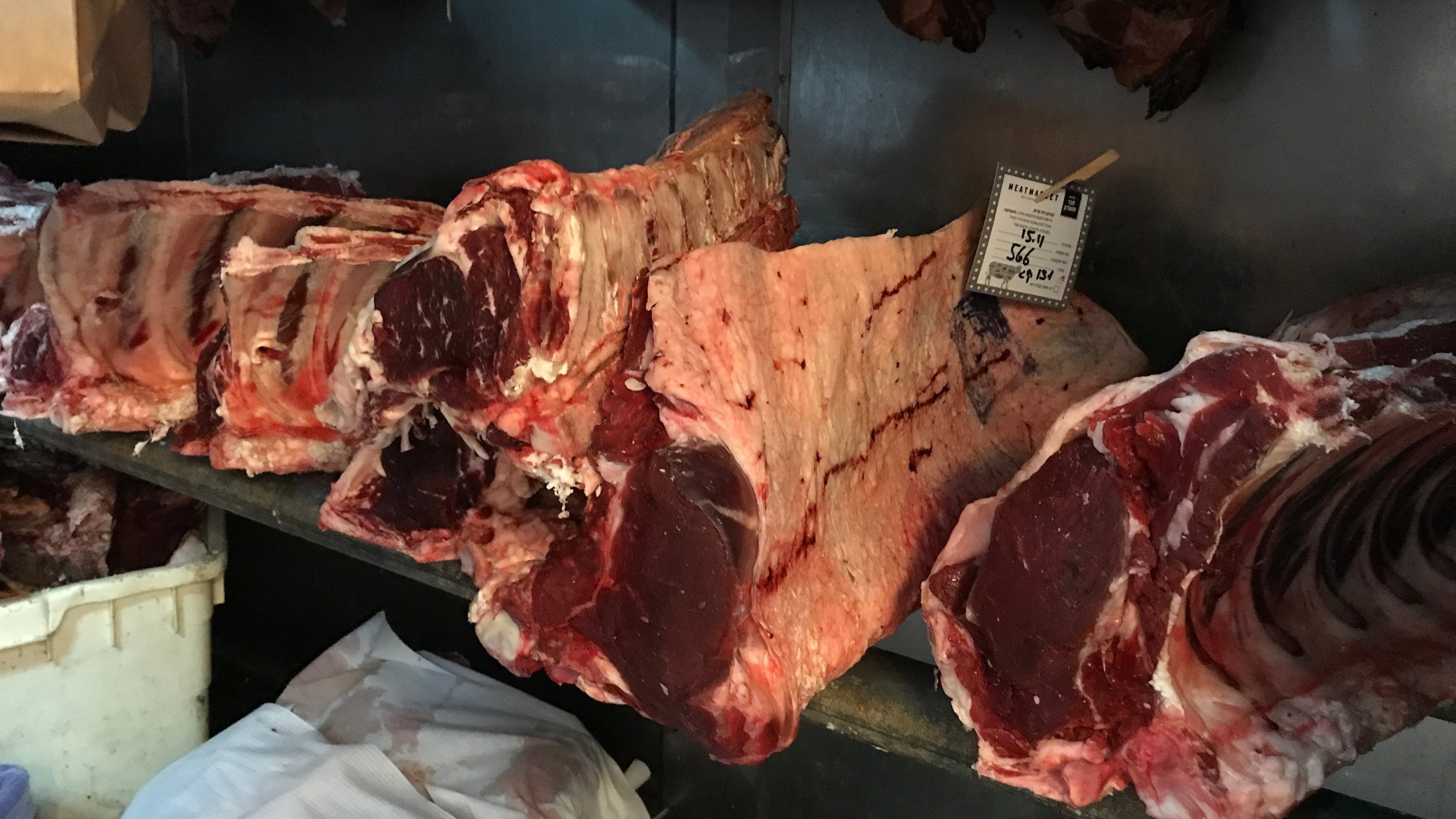 "planet e.: Steaks aus dem Brutkasten - Verändert Laborfleisch unseren Planeten?": Fleisch im Kühlregal.