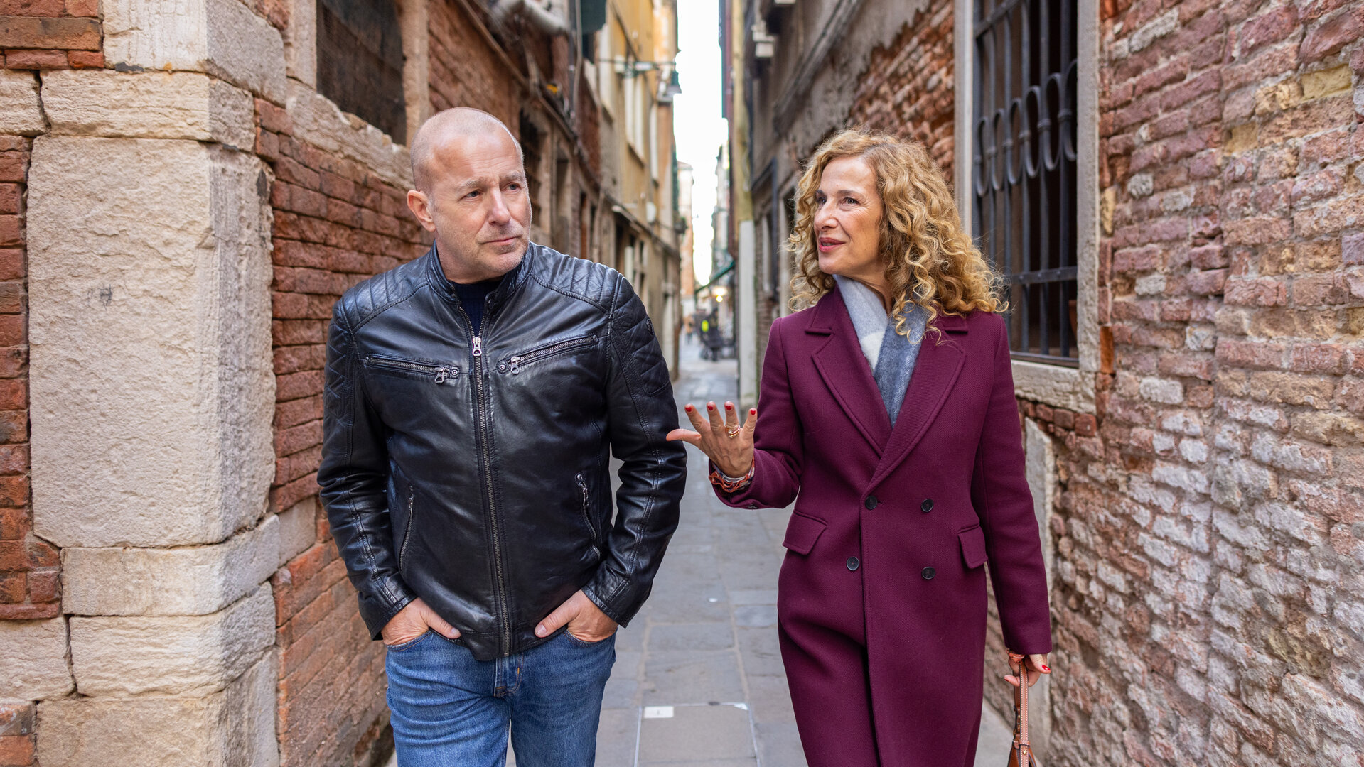 "Die Frau ohne Gesicht": Ingo Thiel (Heino Ferch) und Gloria Livore (Clelia Sarto) gehen durch eine schmale venezianische Gasse und sind in einem Gespräch vertieft.