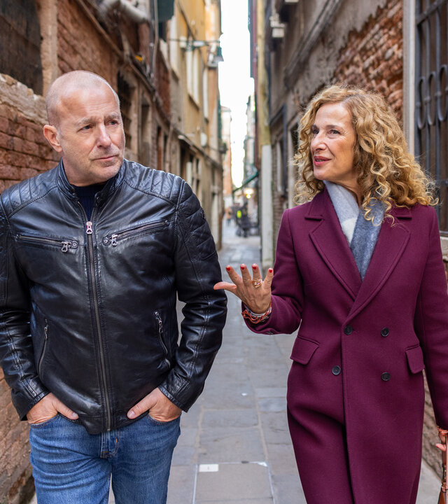 "Die Frau ohne Gesicht": Ingo Thiel (Heino Ferch) und Gloria Livore (Clelia Sarto) gehen durch eine schmale venezianische Gasse und sind in einem Gespräch vertieft.