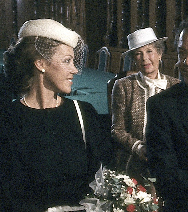 "Die Schwarzwaldklinik - Die falsche Diagnose": Christa (Gaby Dohm) bei der Trauung im Standesamt. Neben ihr Prof. Brinkmann (Klausjürgen Wussow). Hinter ihnen weitere Gäste.