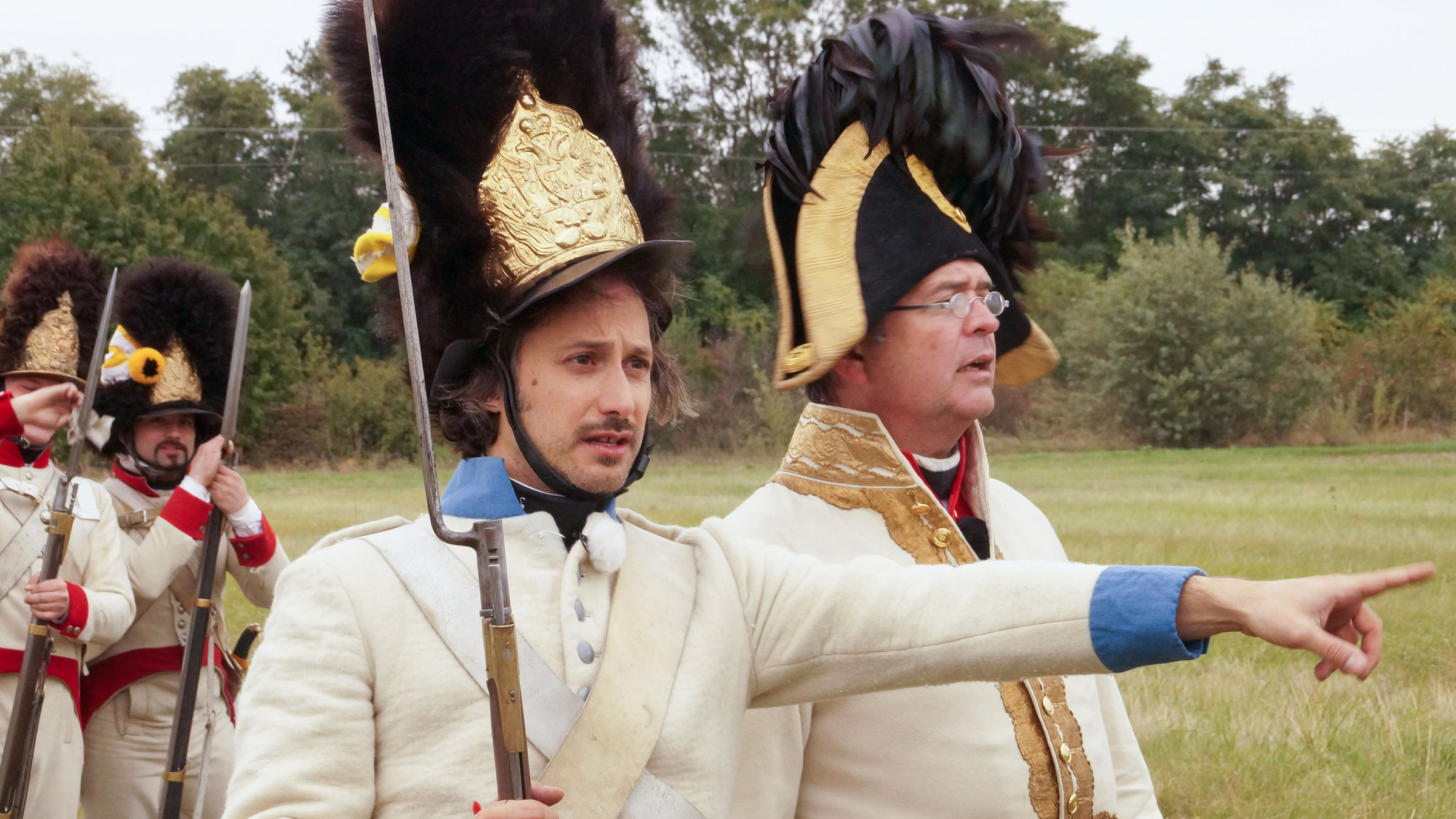 "Herr Ostrowski sucht das Glück: Im Spiel" - Michael Ostrowski  und Korporal Horak. Gemeinsam überlegen sie einen Plan für die bevorstehende nachgestellte Schlacht.