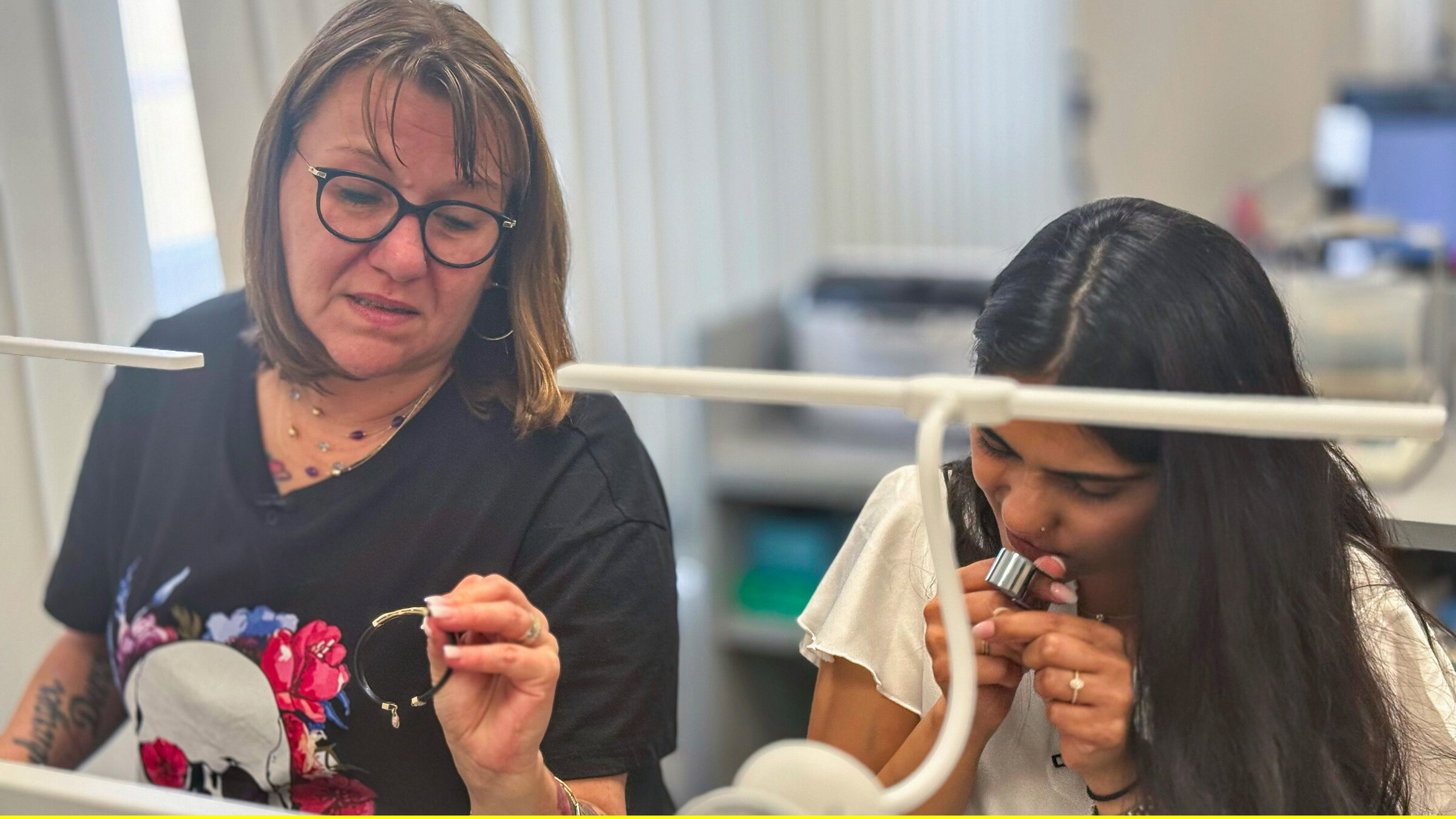 "Die Nordreportage: Das schnelle Geld": Gold oder Nippes? Iris und Riti prüfen und sortieren Schmuck für die bald anstehende Auktion.