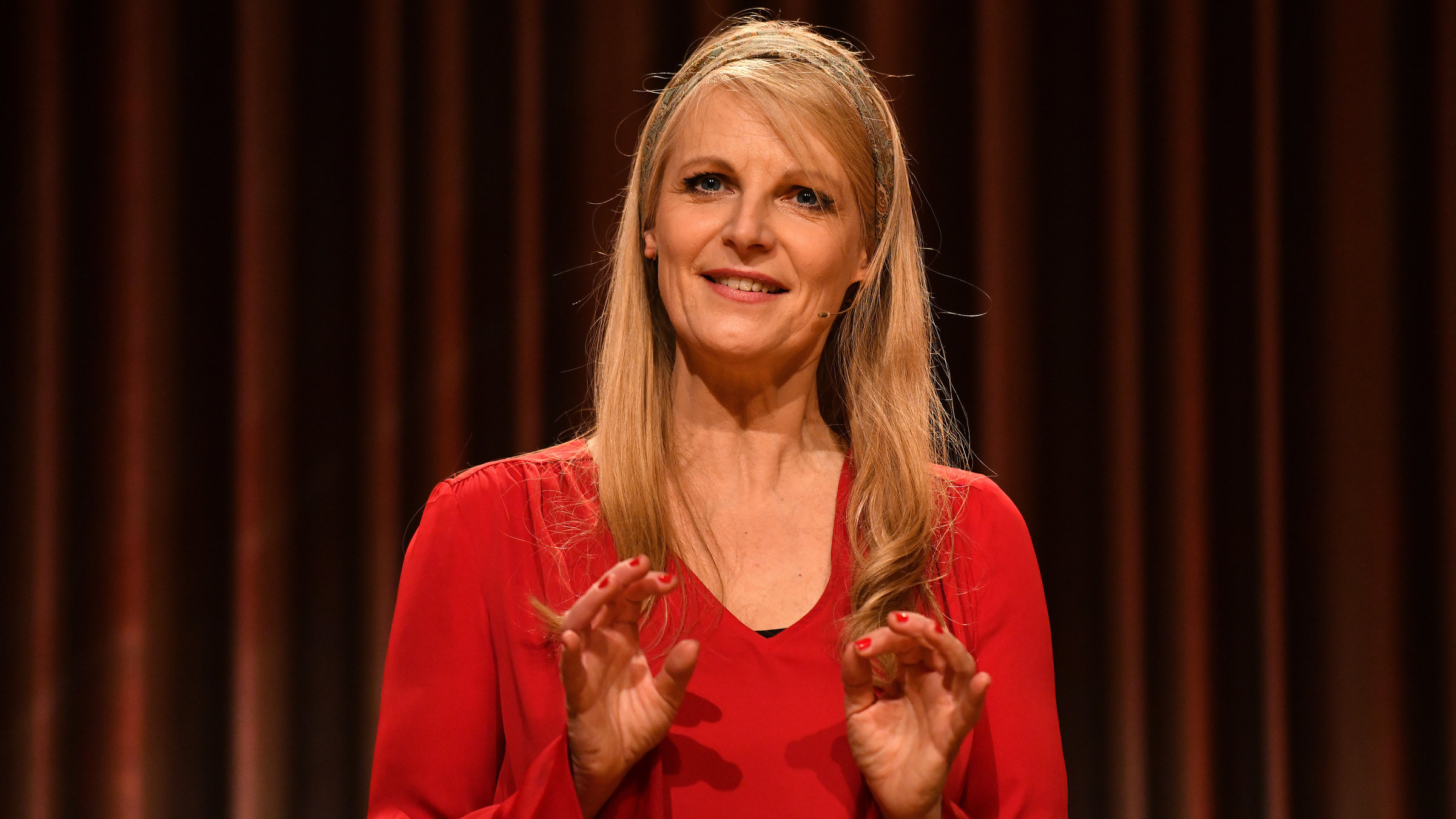 "Barbara Ruscher: 'Ruscher hat Vorfahrt'": Barbara Ruscher auf der Bühne.