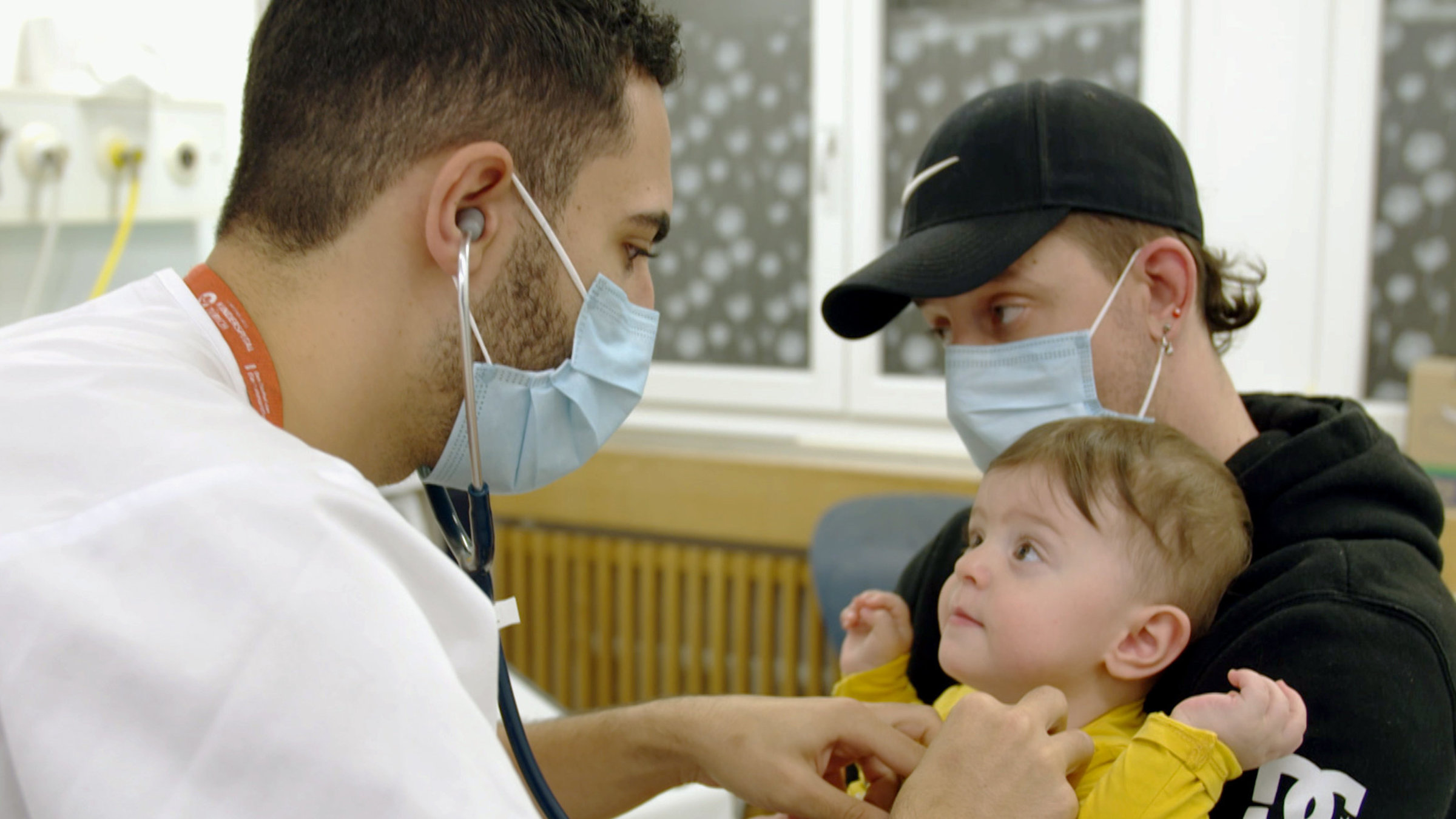 "Wer pflegt uns morgen?": Ein Arzt untersucht ein Kind.