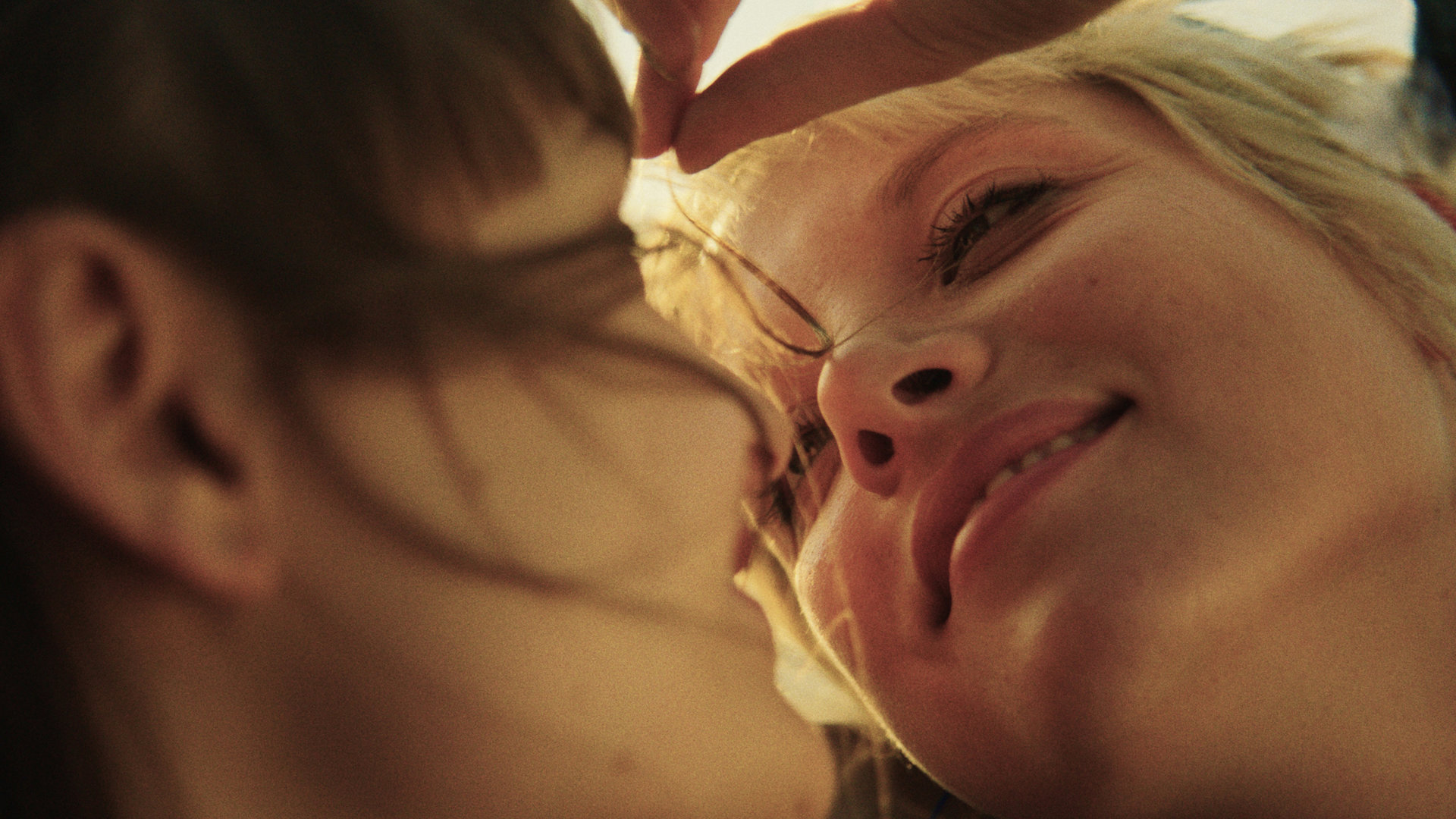 "Kokon": Nora (Lena Urzendowsky) und Romy (Jella Haase) schauen sich in die Augen.