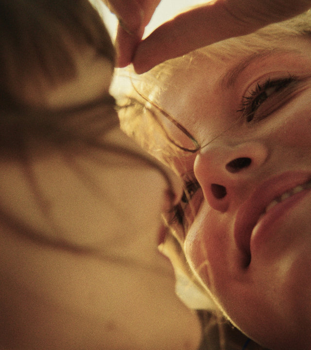 "Kokon": Nora (Lena Urzendowsky) und Romy (Jella Haase) schauen sich in die Augen.