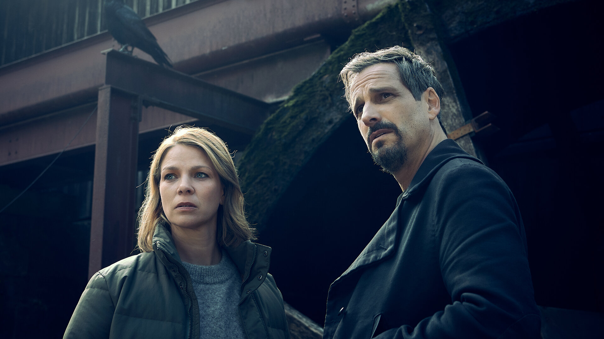 "Vogelfrei – Ein Schwarzwaldkrimi - Das Luder": Maris (Jessica Schwarz) und Konrad Diener (Max von Thun) stehen zusammen vor einem Wasserrad.