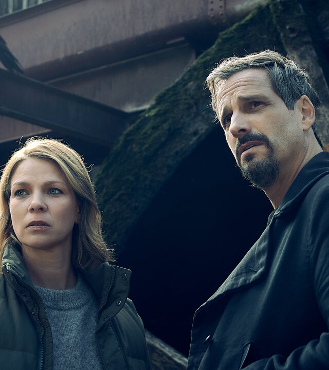 "Vogelfrei – Ein Schwarzwaldkrimi - Das Luder": Maris (Jessica Schwarz) und Konrad Diener (Max von Thun) stehen zusammen vor einem Wasserrad.