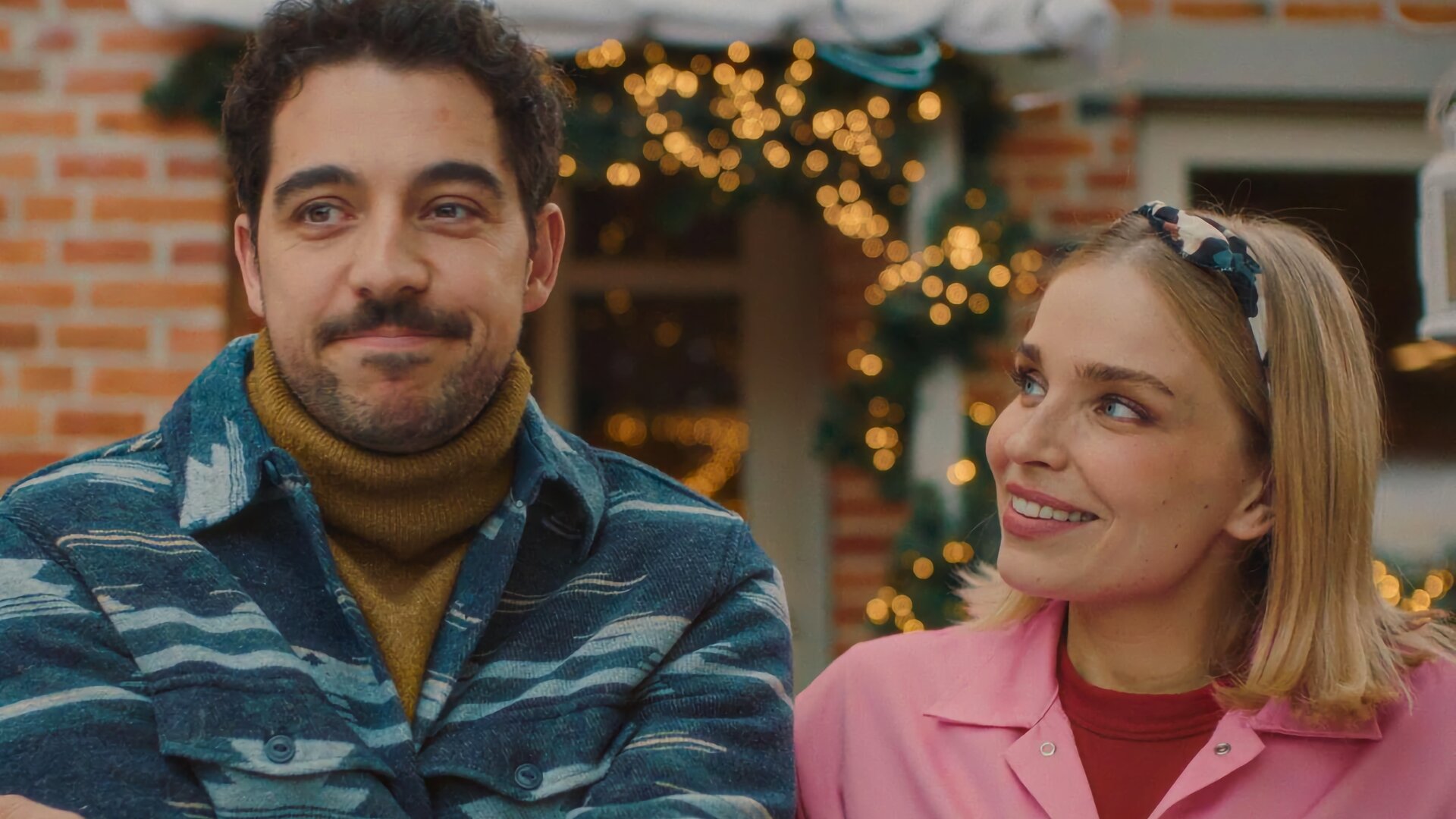 "Single Bells - Only Losers for Annie? - Silvester": Roel (Robbert Vervloet) und Mina (Julie Van den Steen) stehen nebeneinander vor dem Haus. Mina schaut lächelnd zum grinsenden Roel.