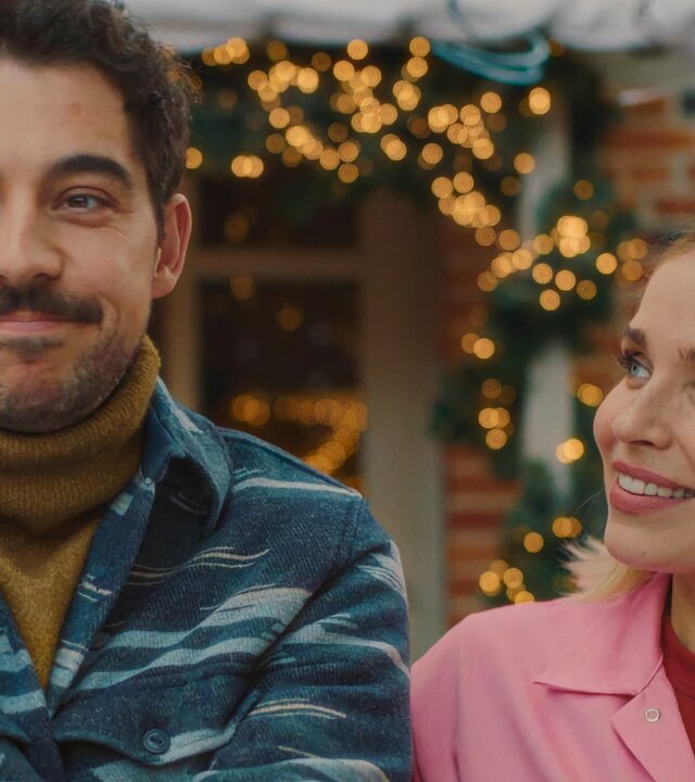 "Single Bells - Only Losers for Annie? - Silvester": Roel (Robbert Vervloet) und Mina (Julie Van den Steen) stehen nebeneinander vor dem Haus. Mina schaut lächelnd zum grinsenden Roel.