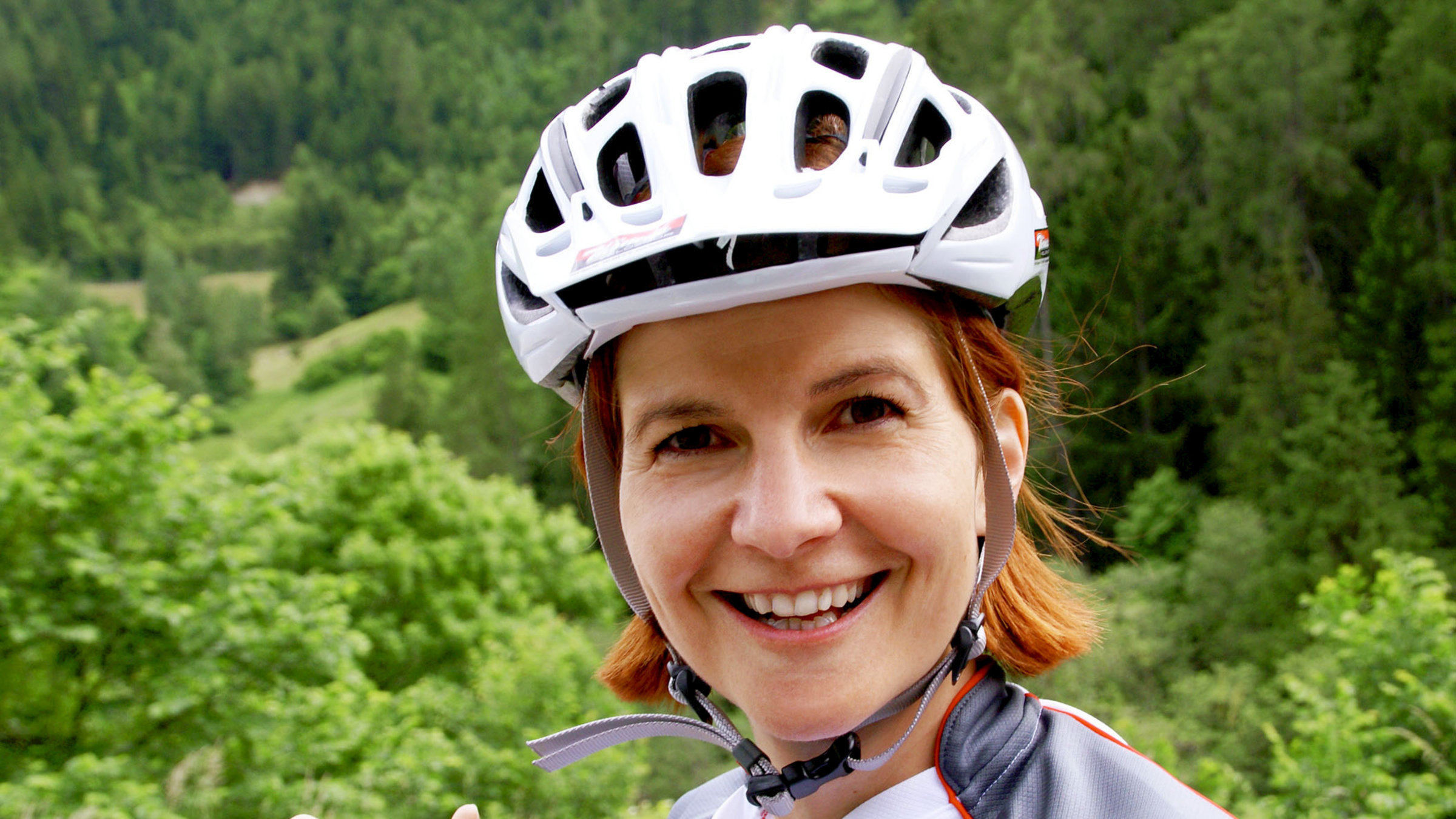 "Fernweh: In den Alpen, über den Reschenpass nach Südtirol" - Moderatorin Pascale Menzi bezwingt auf dem Hightech-Fahrrad den Reschenpass