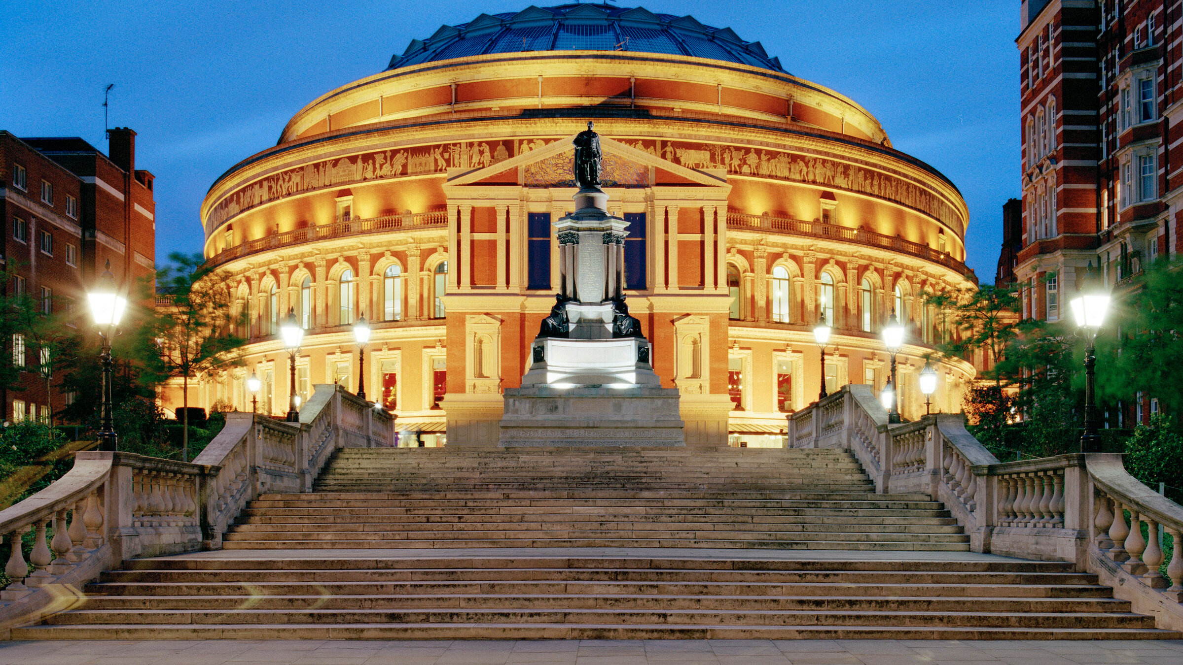 "Last Night of the Proms 2024": Seit rund 80 Jahren ist die „Last Night of the Proms“ in der Royal Albert Hall das Highlight der Londoner Promenadenkonzerte, dem weltgrößten Musikfestival mit Klassischer Musik. Jedes Jahr stehen zahlreiche englische Mitsing-Klassiker auf dem Programm. Bei „Auld lang syne“ oder Edward Elgars „Pomp and Circumstance“ wehen im Publikum britische und europäische Flaggen, die das gemeinsame Singen begleiten.