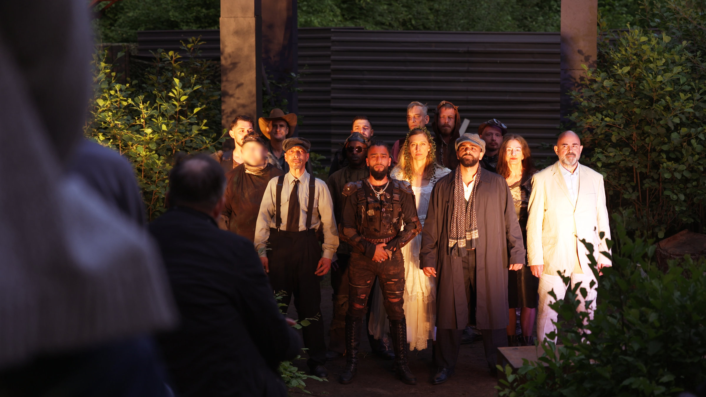 "Aufbruch hinter Gittern - Theater im Knast": Premierenvorstellung von Schillers "Die Räuber" im Kulturgarten auf der Jungfernheide: Das Ensemble steht auf der Bühne.