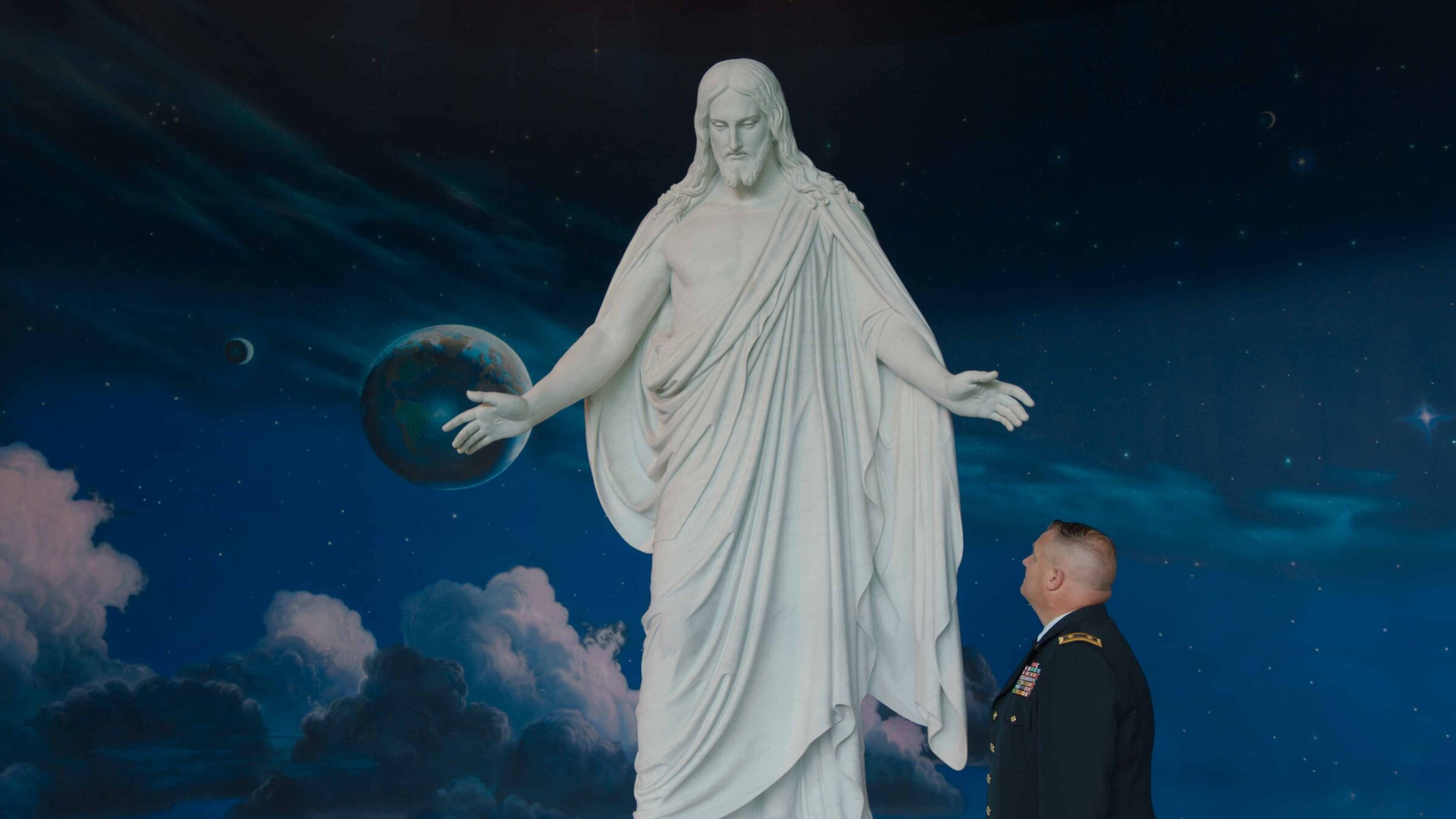 "The Gate - Ein Leben lang Krieg": US-Soldat steht vor großer Jesus Statue.