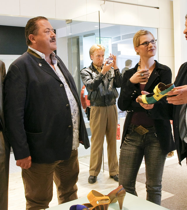 "Die Rosenheim-Cops: Der letzte Atemzug": Sven Hansen (Igor Jeftic), Korbinian Hofer (Joseph Hannesschläger), Michi Mohr (Max Müller), Lydia Seibold (Dagmar Geppert) und Schustermeister Josef Rabl (Anton Rattinger) befinden sich in einem Schuhgeschäft. Die beiden Kommissare schauen zu Rabl, der ihnen einen Damenschuh zeigt. Daneben steht lächelnd Lydia Seibold, die Rabl ansieht. Etwas abseits inspiziert Michi Mohr einen Gegenstand, den er nach oben hält.