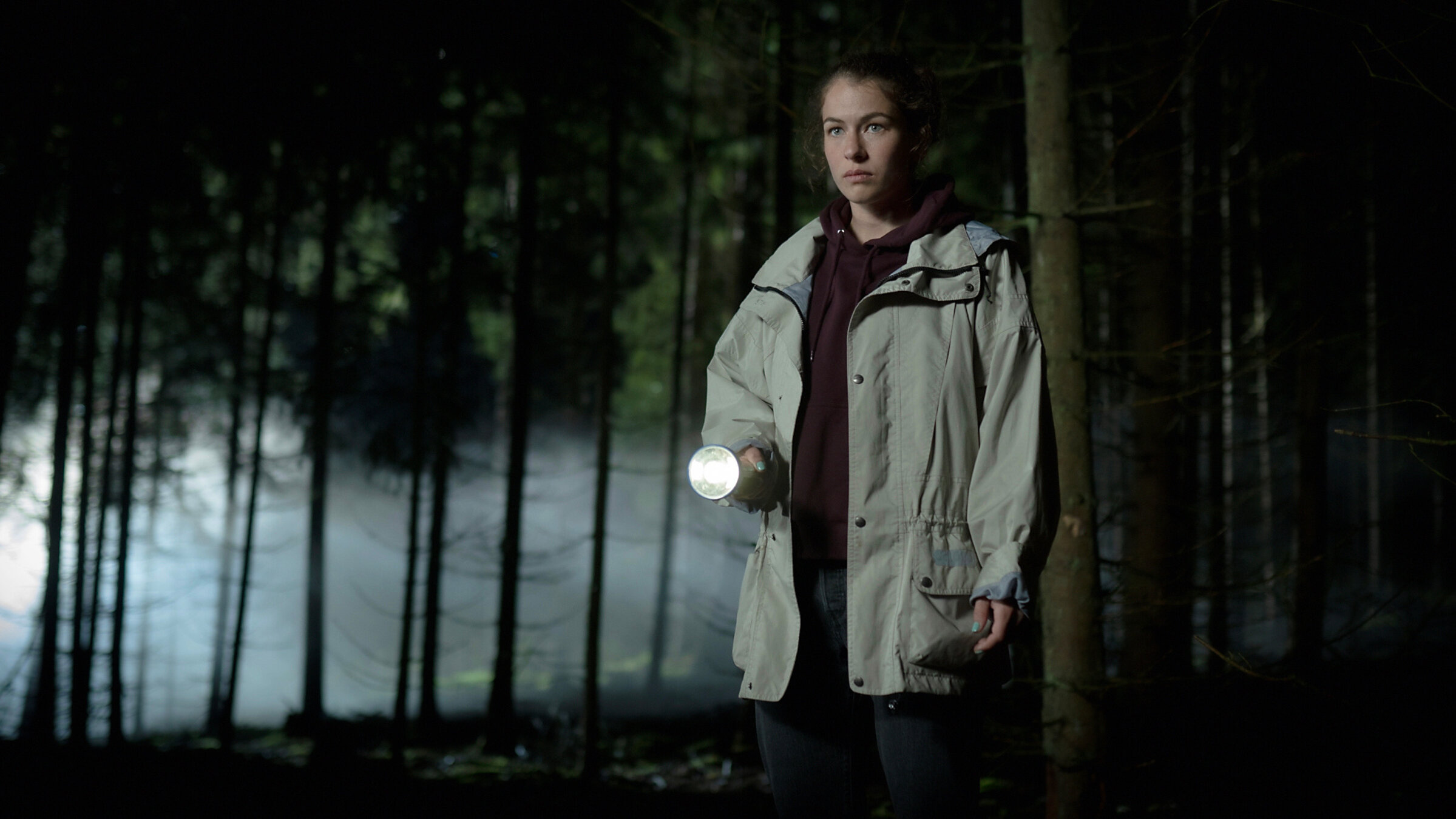 "Schweigend steht der Wald": Anja (Henriette Confurius) im Wald.