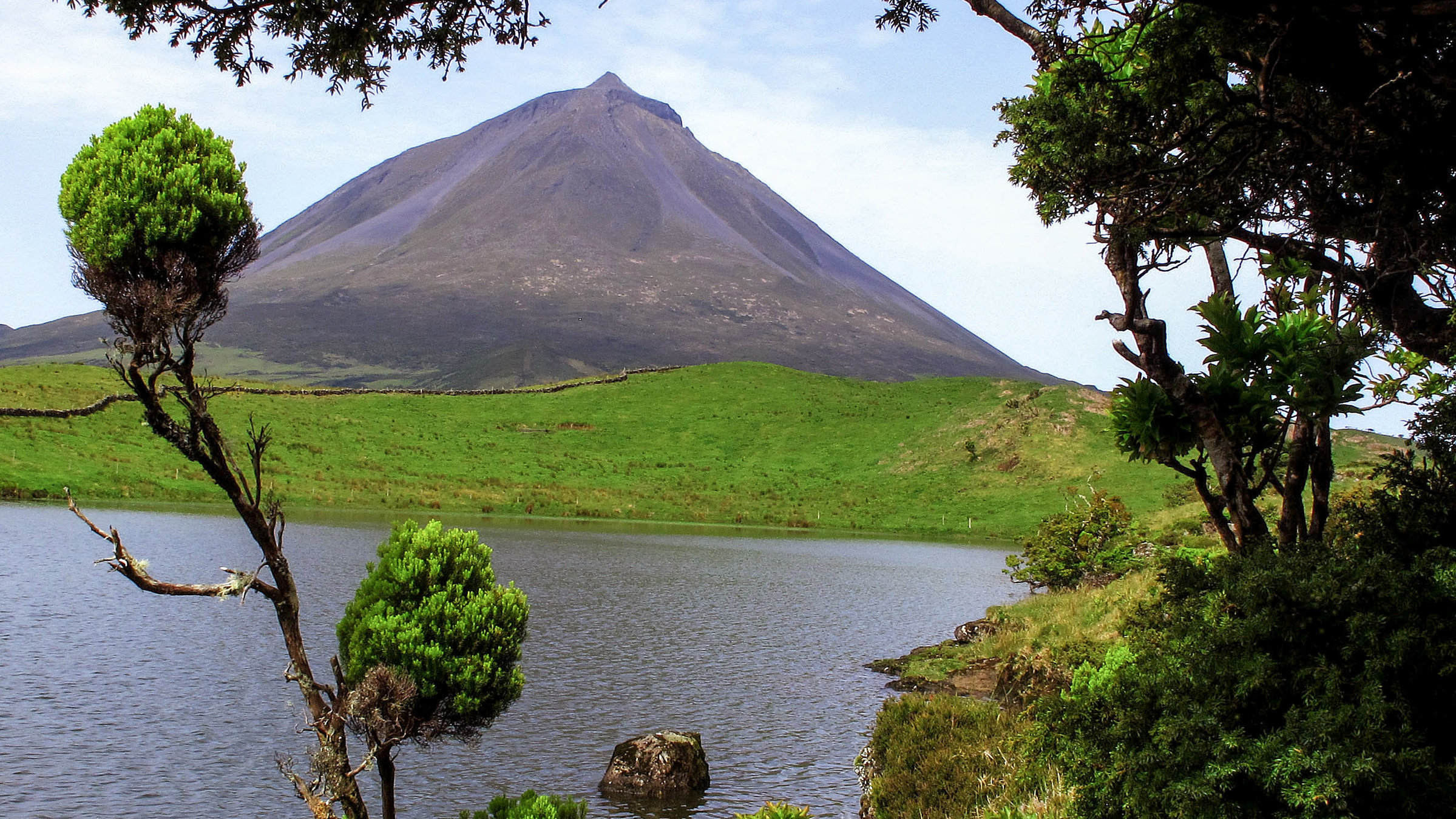 "Azoren - Tanz um den Vulkan": In der Caldera des Vulkans Pico auf ca. 2.100m Seehöhe findet sich eine geologische Station, um die seismische Tätigkeit auf der gleichnamigen vulkanischen Azoreninsel zu messen.
