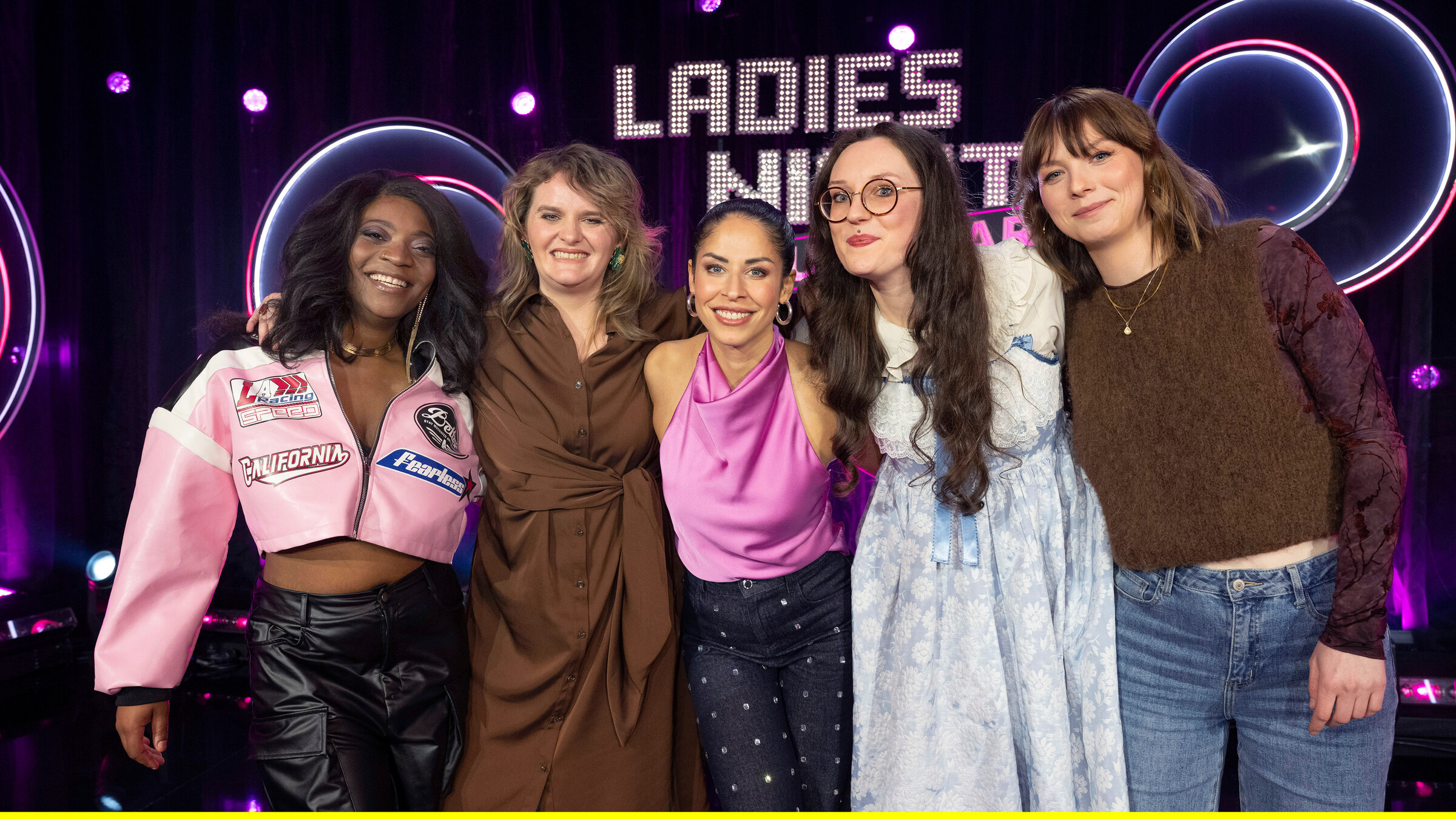 "Ladies Night Youngstars": Moderatorin Negah Amiri (Mitte) mit v.l.n.r. Elli Lizz, Maja Stinnen, Mia Heuse und Emilia Suchlich.