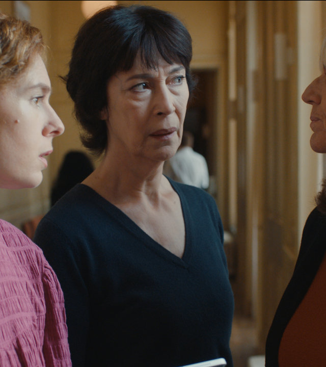 "L´Opéra - Dancing in Paris - Schwarzes Herz": Diane (Anne Alvaro), Nadia (Brigitte Sy) und Tiphaine (Sarah Le Picard) beraten sich im Flur der Opéra Garnier.