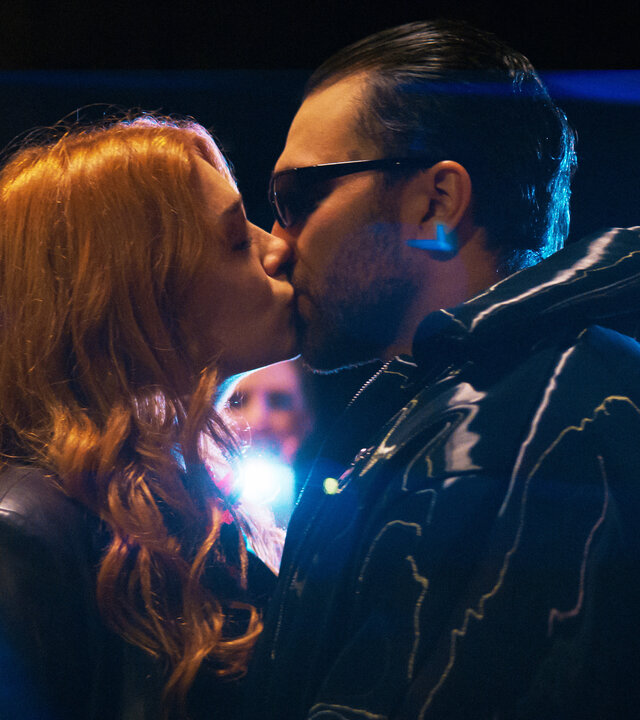 "My Ex - Nico": Ivy (Palina Rojinski) küsst Nico (David Vormweg). Sie stehen nachts vor einer Gruppe von Personen, die unscharf im Hintergrund stehen und Kameras auf die beiden gerichtet haben.