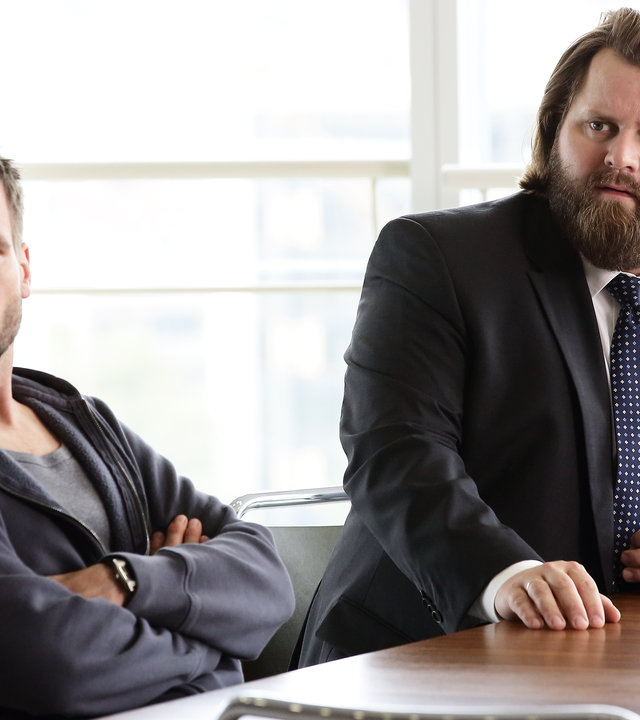 "Ein Fall für zwei - Verhängnisvolle Freundschaft": Leo Oswald (Wanja Mues) und Benni Hornberg (Antoine Monot, Jr.) sitzen an einem Bürotisch und blicken erstaunt in eine Richtung.
