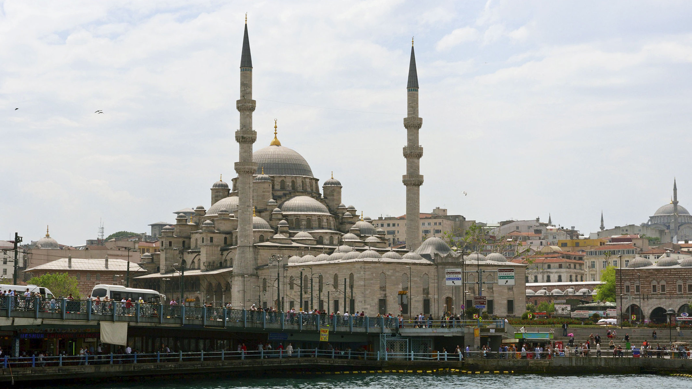 "Seidenstraße, Von Venedig nach Xi'an mit Peter Gysling" - Die Neue Moschee und davor die Galata-Brücke in Istanbul