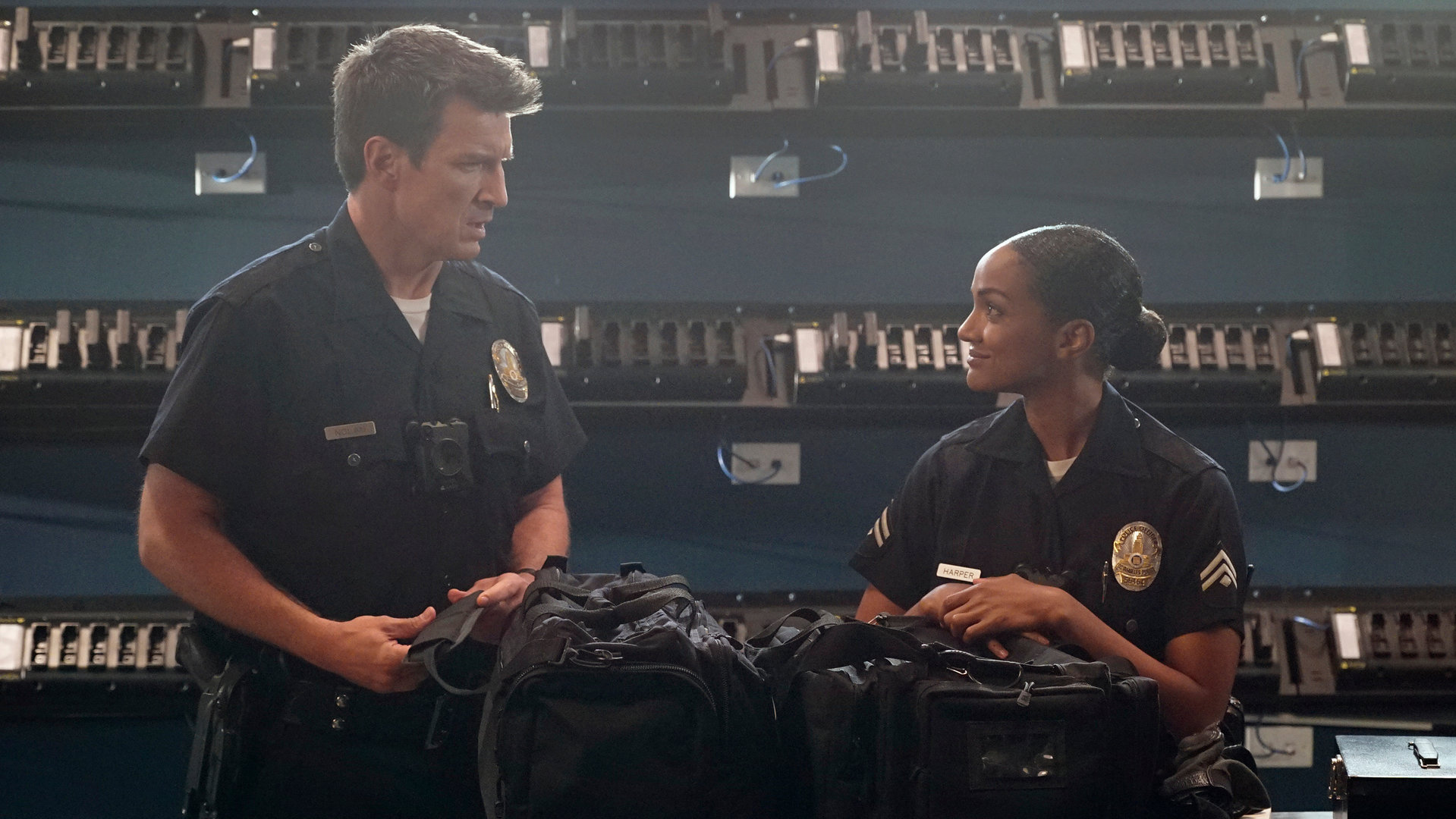 "The Rookie - Krieger und Hüter": John Nolan (Nathan Fillion) und Nyla Harper (Mekia Cox) stehen nebeneinander und unterhalten sich.