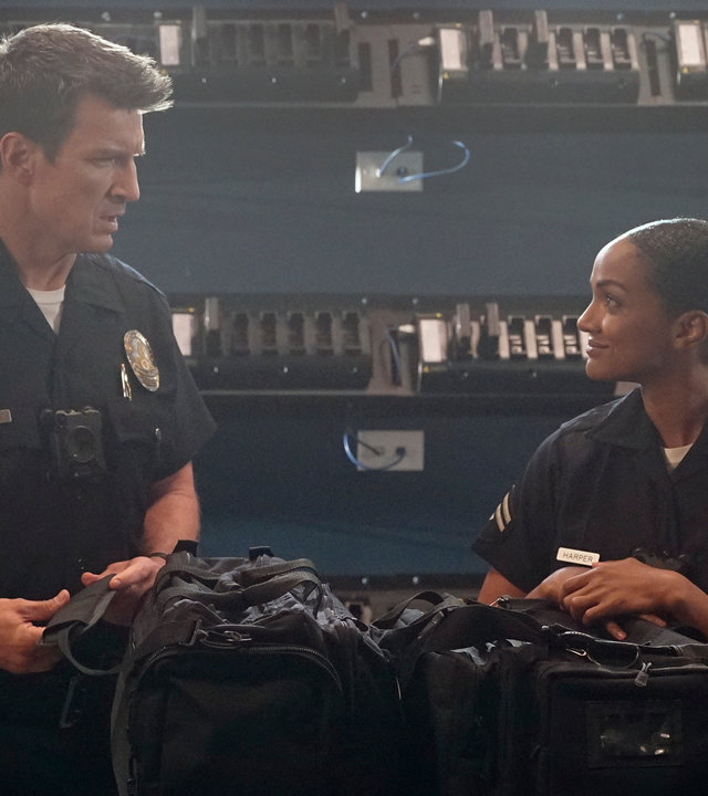 "The Rookie - Krieger und Hüter": John Nolan (Nathan Fillion) und Nyla Harper (Mekia Cox) stehen nebeneinander und unterhalten sich.