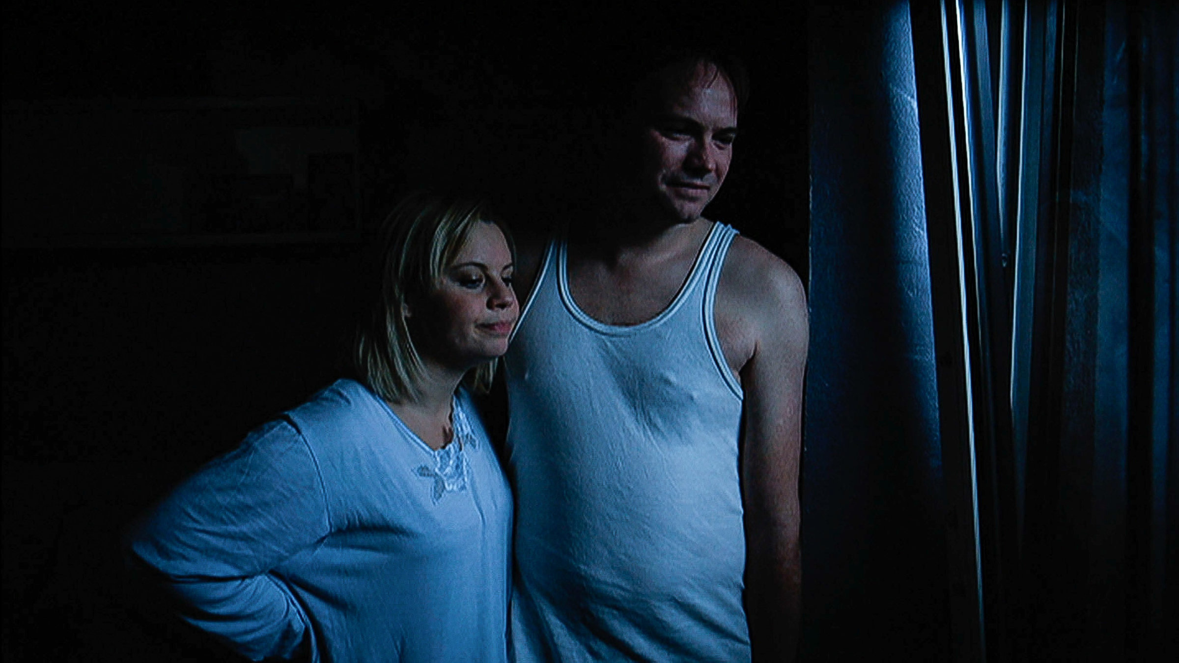 "Gemischtes Doppel - Beinahe wahre Geschichten": Katharina Straßer und Thomas Stipsits stehen nebeneinander.