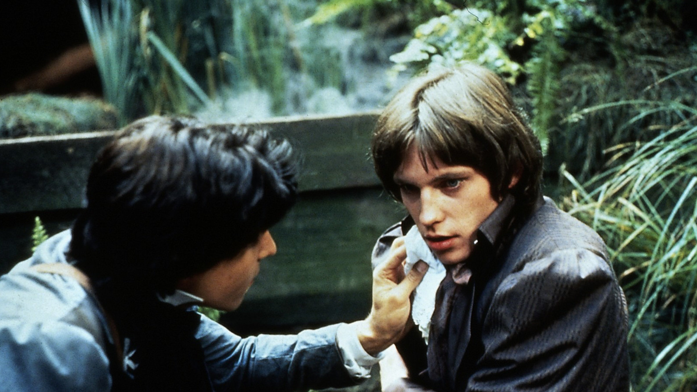 "Der Froschkönig": Heinrich (Karel Greif) verarztet den Prinzen (Michal Dlouhý) mit seinem Taschentuch.