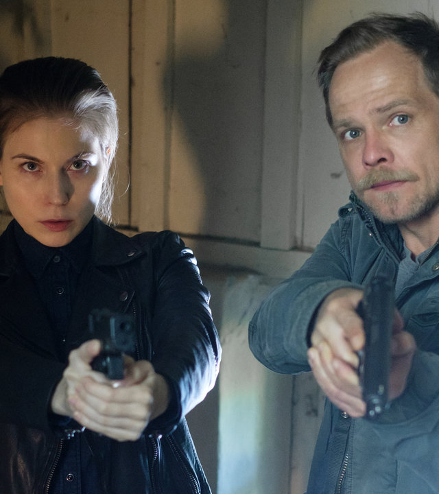 "Die Toten vom Bodensee - Der Wiederkehrer": Hannah Zeiler (Nora Waldstätten) und Micha Oberländer (Matthias Koeberlin) mit gezogenen Waffen in einem Haus.