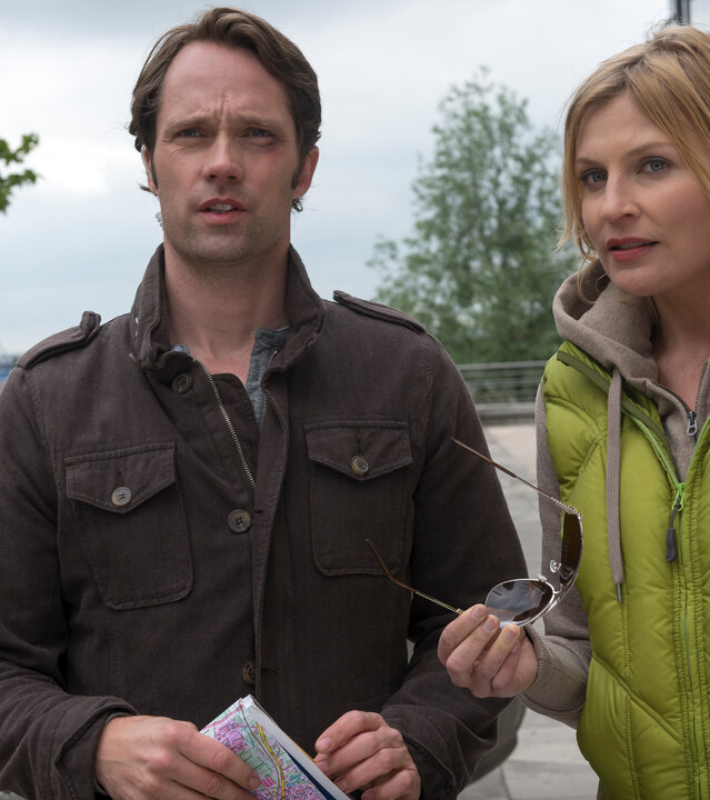 "Notruf Hafenkante: Das fremde Kind": Melanie (Sana Englund) und Mattes (Matthias Schloo) stehen vor einem Gebäude nebeneinander und schauen in die Ferne.