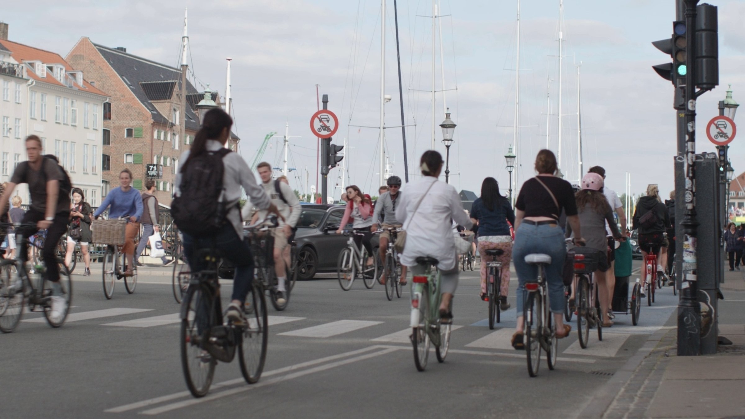 "plan b - Lasst die Städte leben!": Radfahrer auf einem Radweg in Kopenhagen.