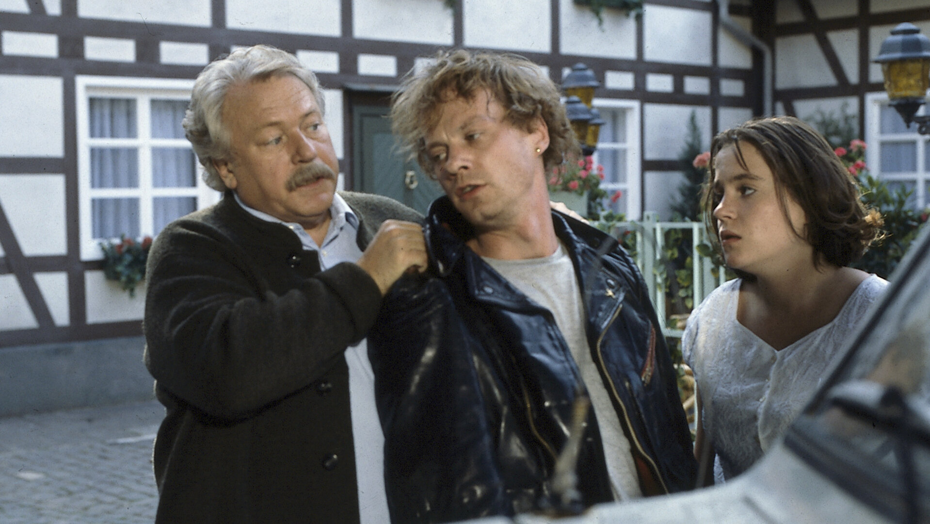 "Diese Drombuschs Das Vermächtnis": Ludwig (Günther Strack) hat Yvonnchens Bruder Karlheinz (Thomas Ahrend) am Kragen gepackt. Yvonnche (Anja Jaenicke) steht neben den beiden Männern und schaut erschrocken.