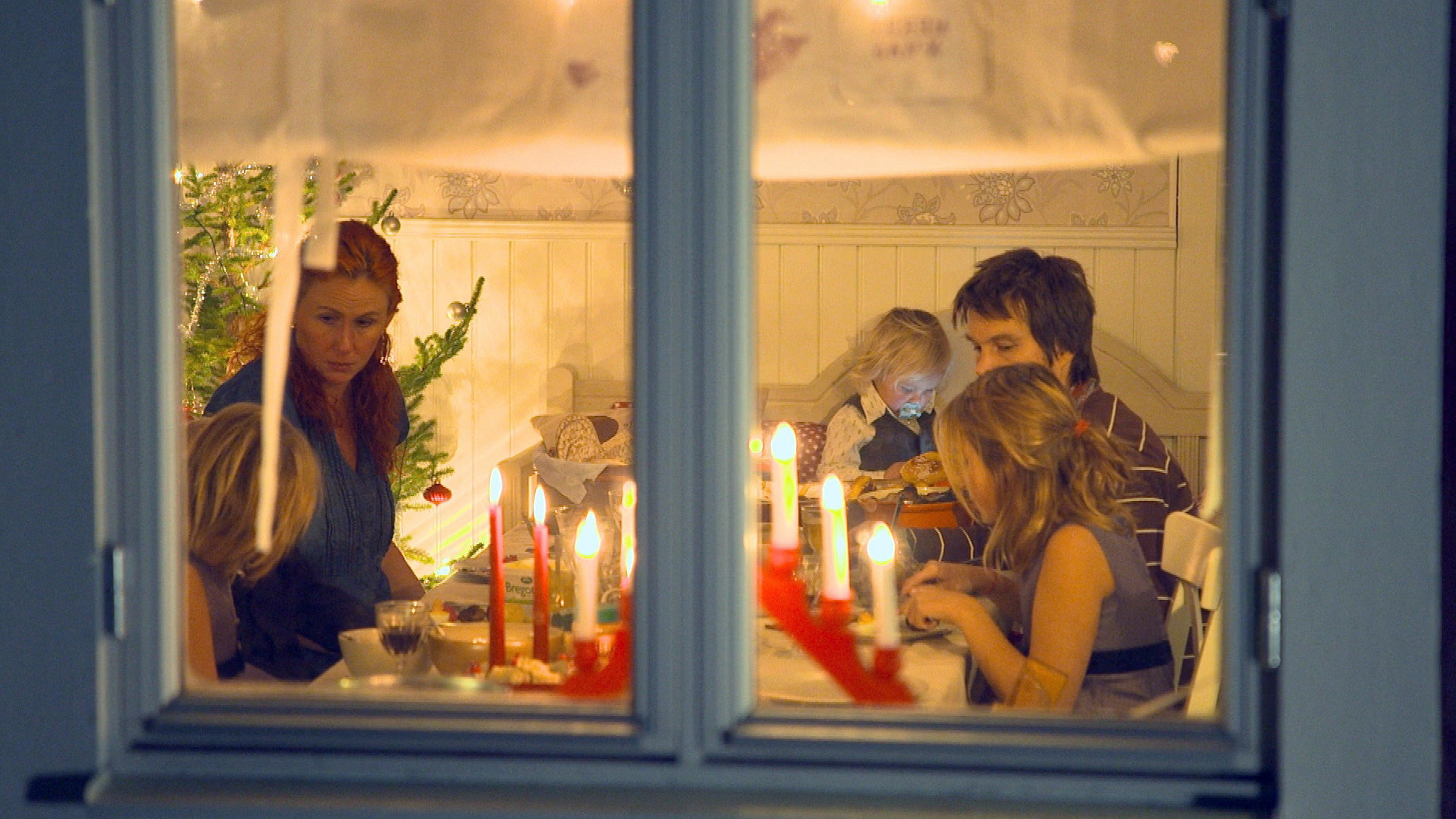 "Lichterglanz und Schneegestöber" - Die Familie von Outdoor-Experten Jon Wagenius ist fast immer draußen unterwegs - nur vor Weihnachten basteln und essen alle gemeinsam in ihrem gemütlichen alten Holzhaus.