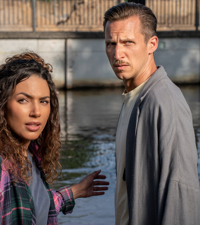 "SOKO Leipzig - Ménage-à-trois": Kim Nowak (Amy Mußul) steht mit Moritz Brenner (Johannes Hendrik Langer) vor einem Kanal. Beide blicken in Richtung Kamera.