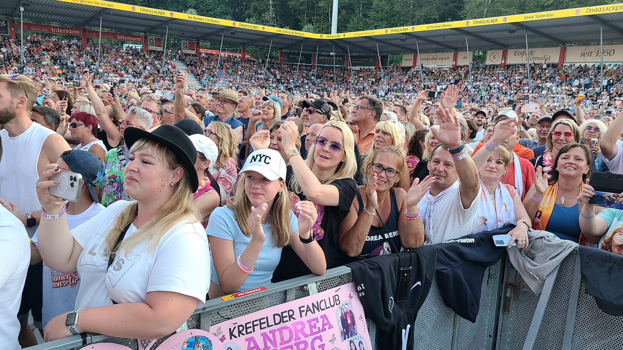 "ZDF.reportage: Deutschland, Schlagerland - Lieder, Leid und Leidenschaft": Blick auf Schlagerfans im Stadion. Im Vordergrund, an der Absperrung, stehen die leidenschaftlichen Schlagerfans Tanja Convent-Lorenz und ihre Tochter Leia.